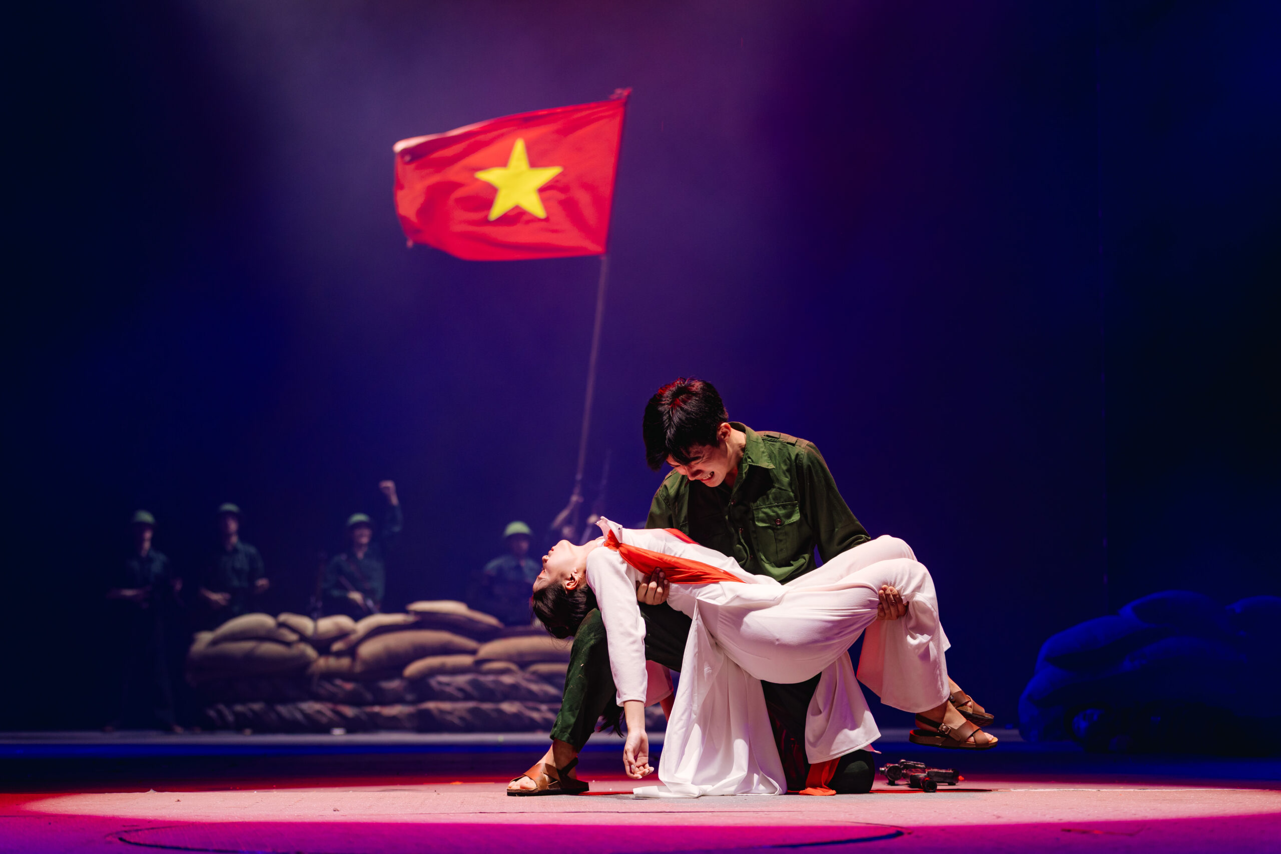 Giới chuyên môn dành ‘cơn mưa’ lời khen sau đêm công diễn ‘Đất nước thiên hùng ca’