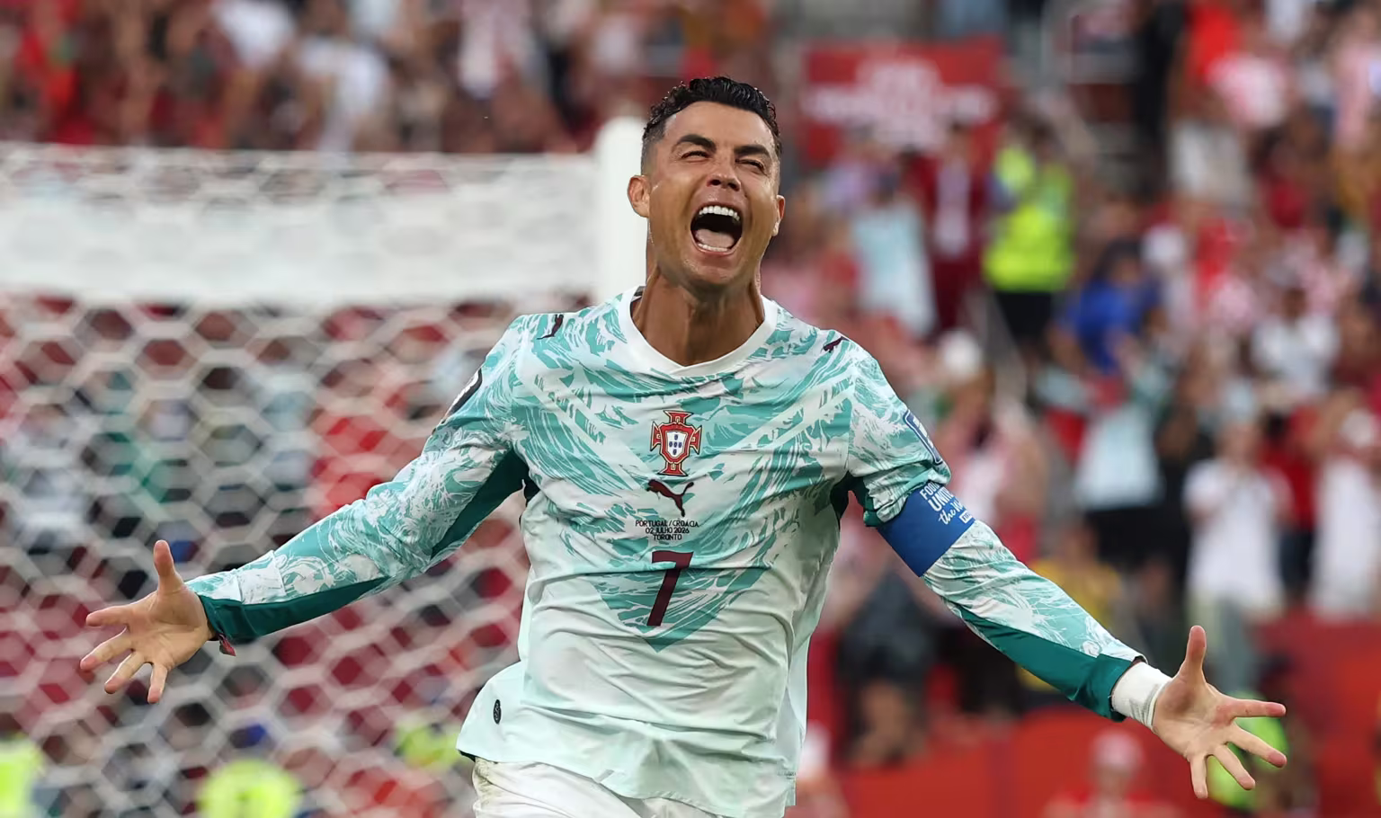 Trọng tài phán việt vị, Ronaldo cùng Bồ Đào Nha tiến vào vòng 1/8 đầy cảm xúc