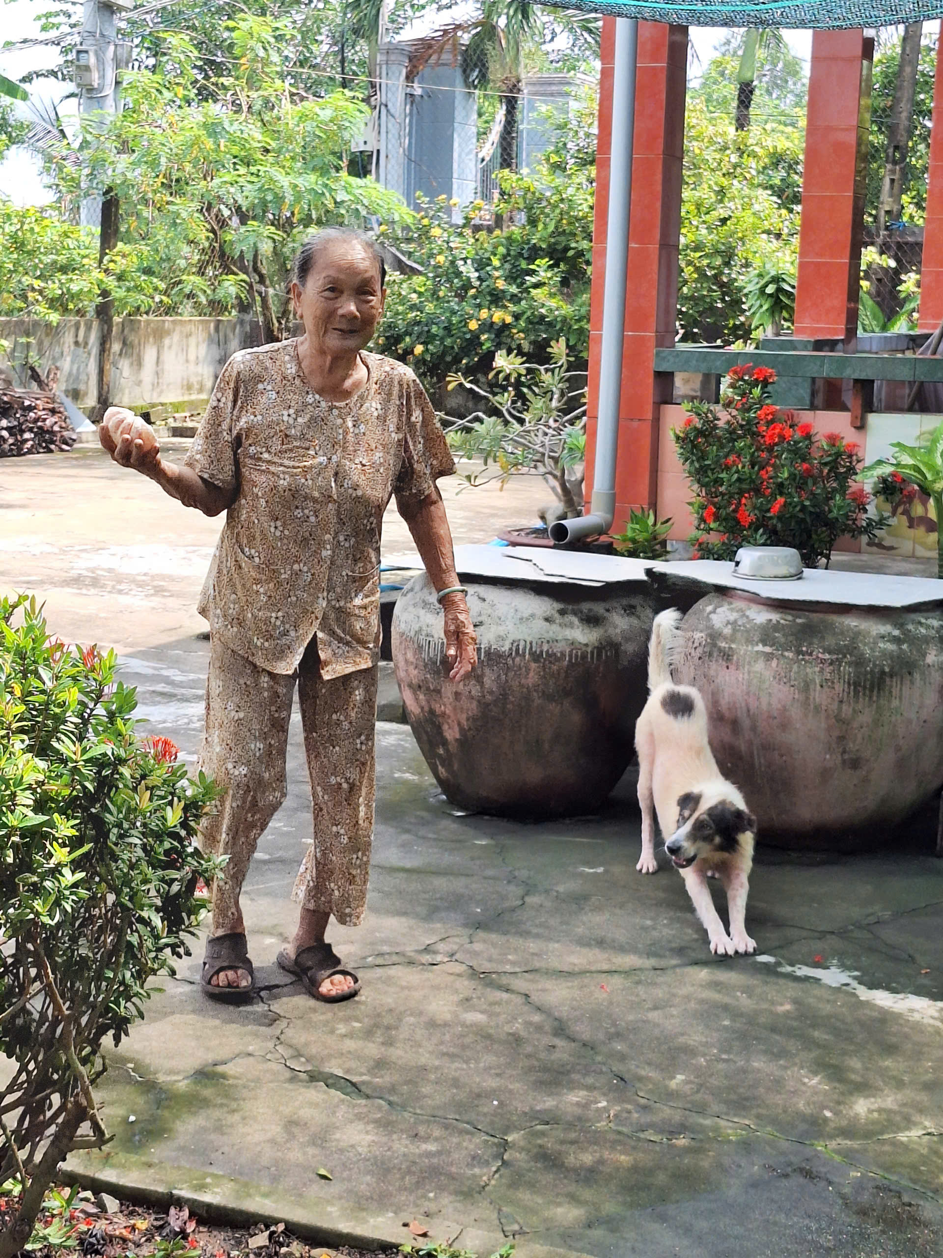 Một mình giữa căn nhà đông người