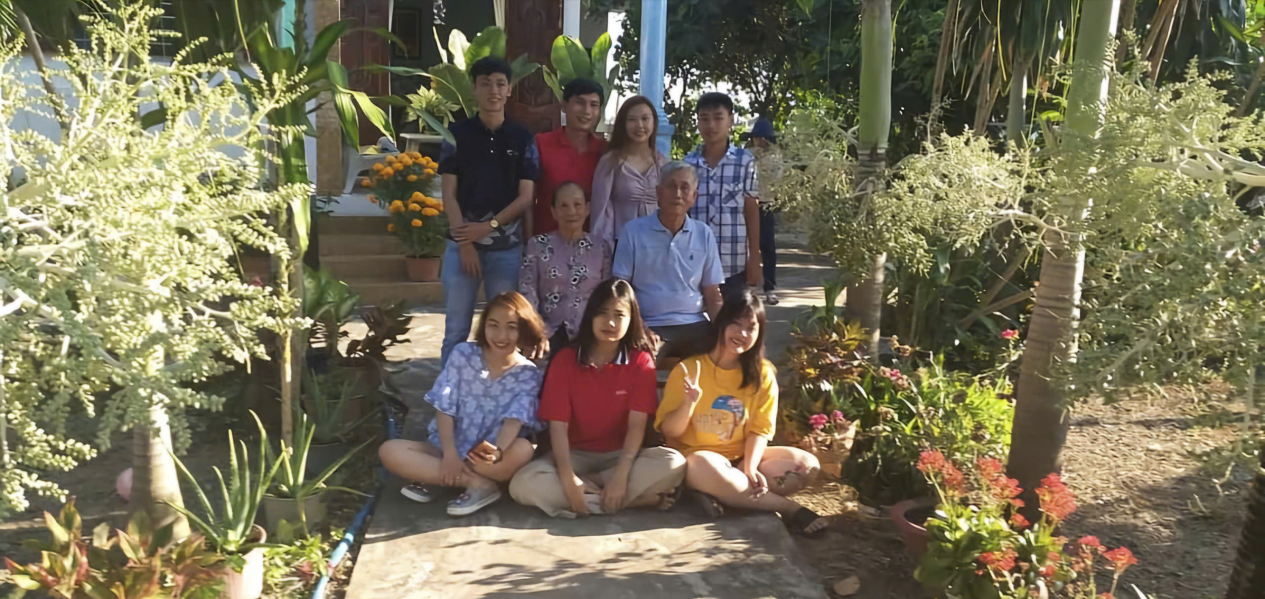 Một mình giữa căn nhà đông người