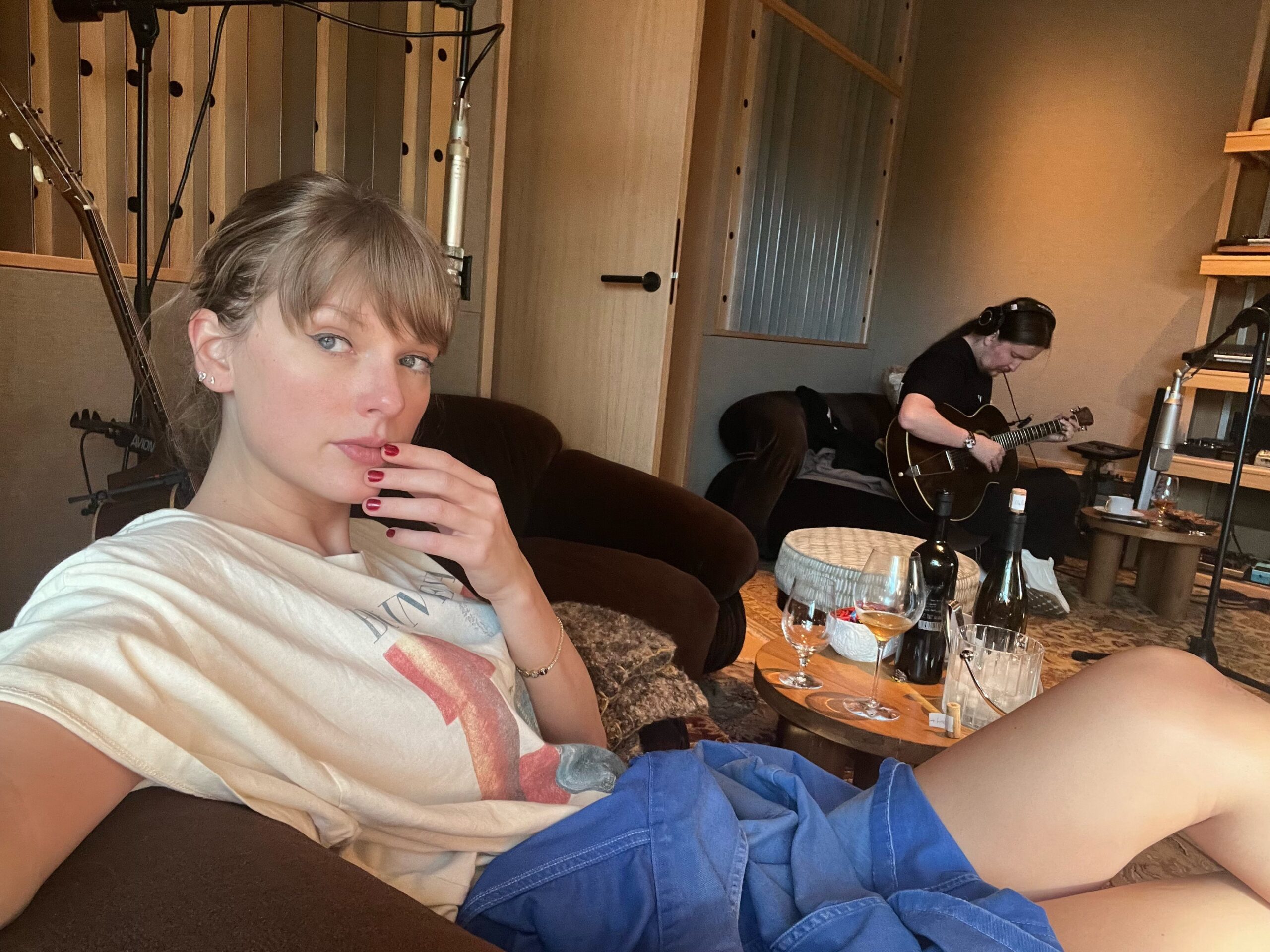 Taylor Swift bất ngờ tung bản mở rộng 'The Life of a Showgirl: The Encore' hé lộ 4 bài hát mới