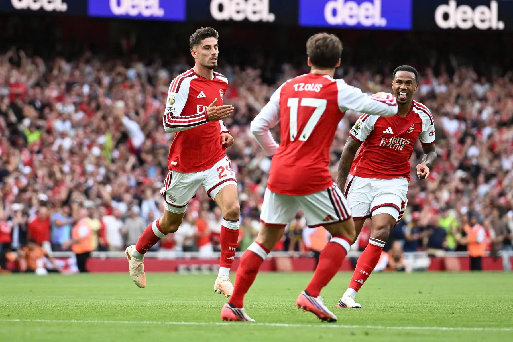 ‘Nhà vua’ Arsenal ngược dòng kịch tính trước Chelsea, cuộc đua song mã xuất hiện sau 3 vòng
