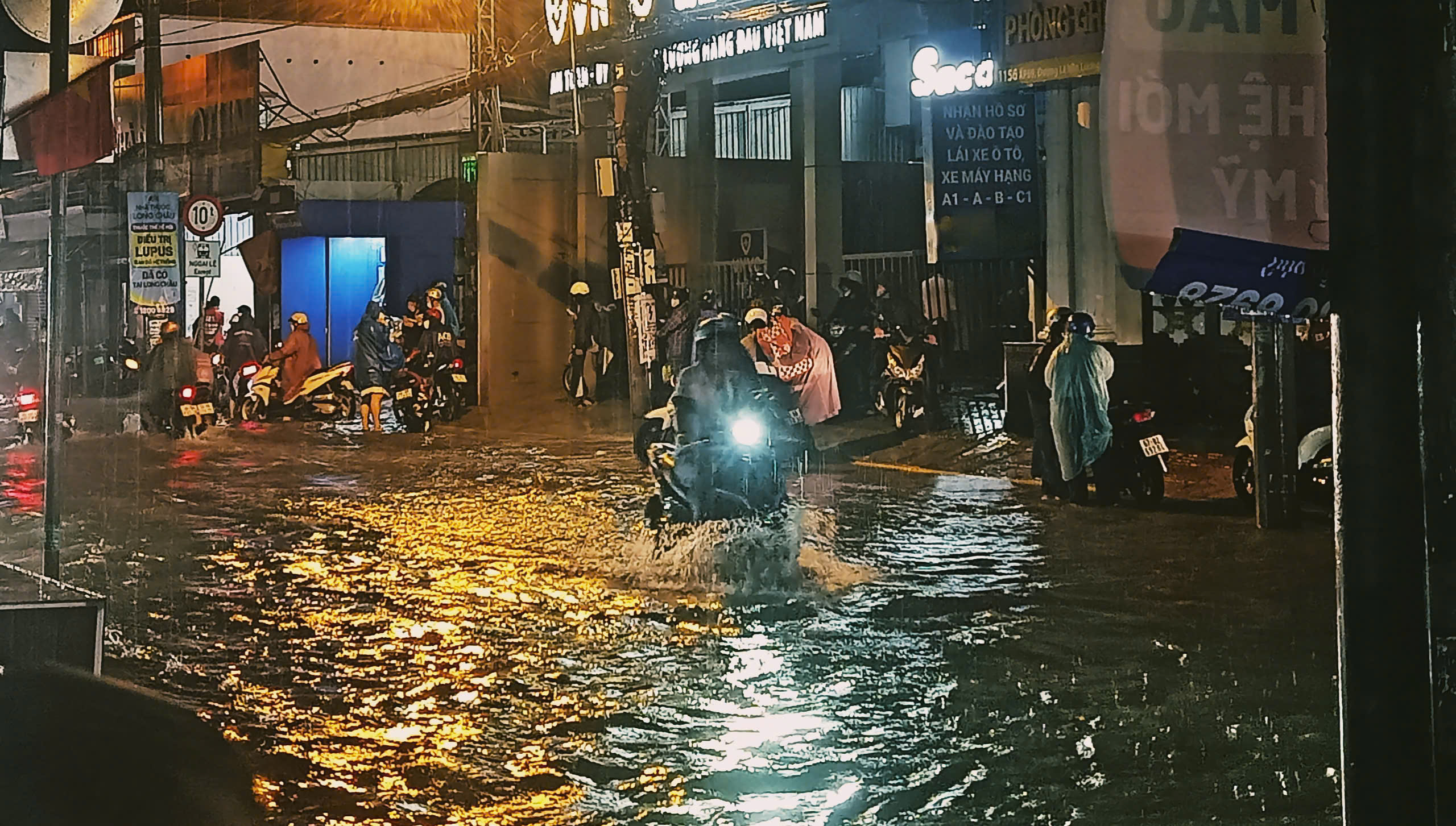 Những 'kỹ năng sinh tồn' dành cho người đi đường mùa ngập