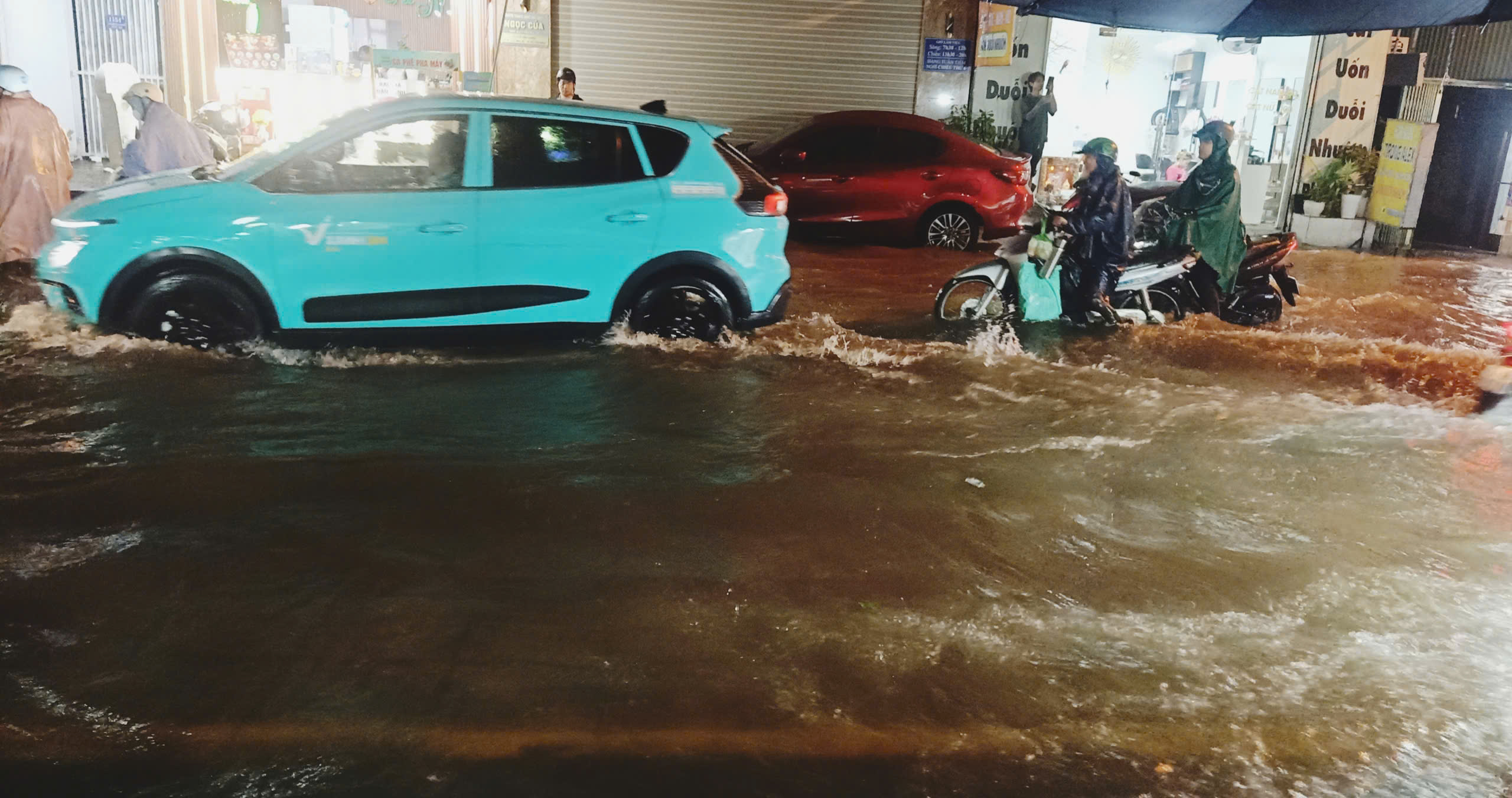 Những 'kỹ năng sinh tồn' dành cho người đi đường mùa ngập