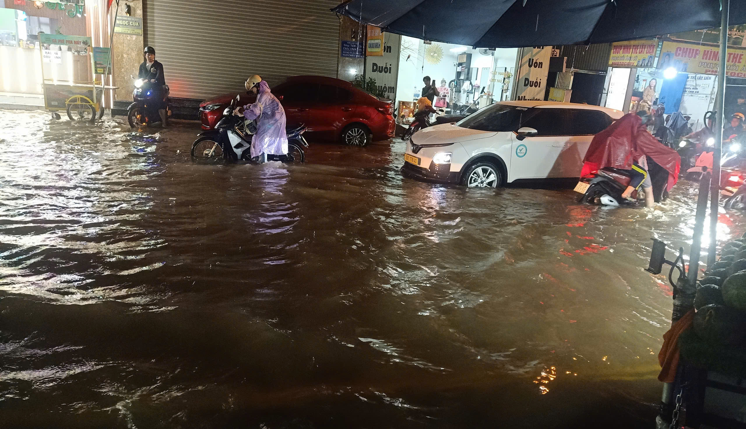 Những 'kỹ năng sinh tồn' dành cho người đi đường mùa ngập
