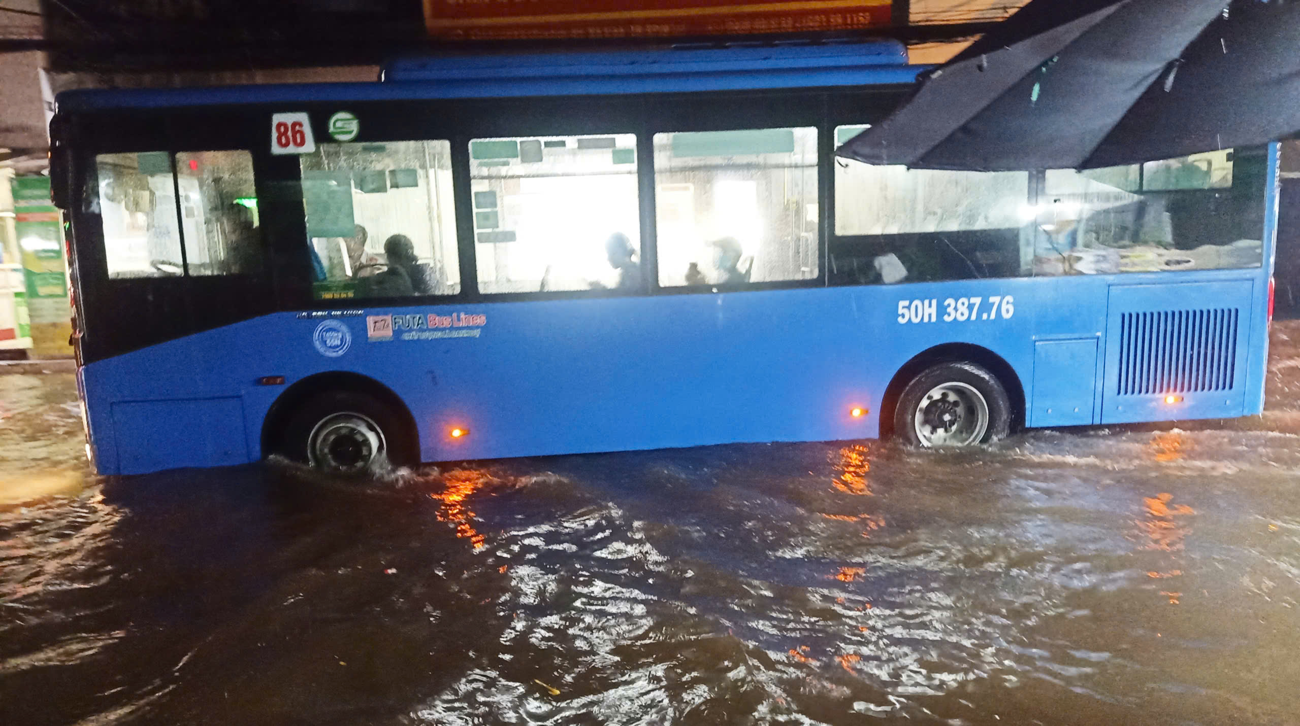 Những 'kỹ năng sinh tồn' dành cho người đi đường mùa ngập