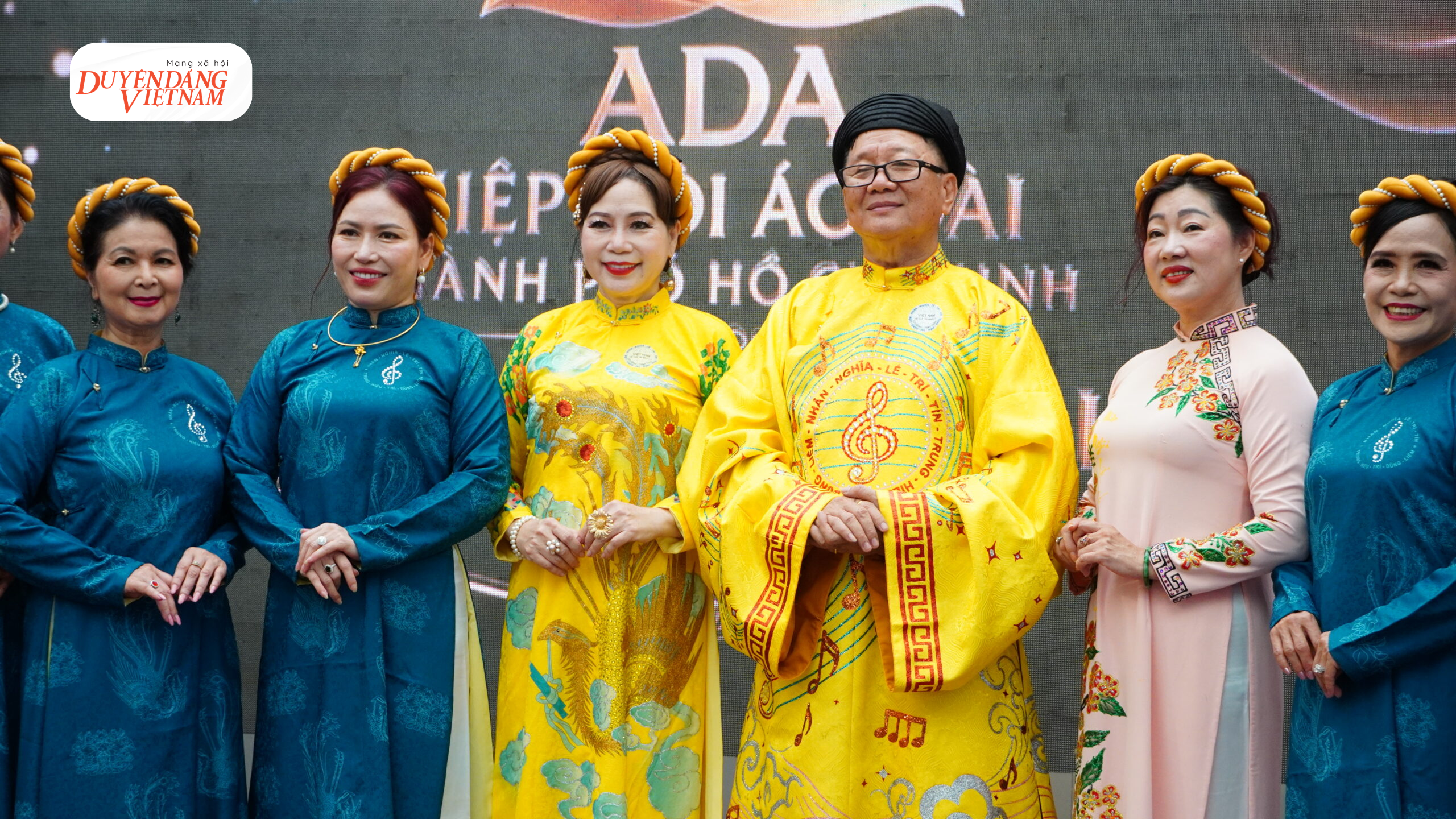 Nhìn lại Ngày hội văn hóa áo dài TP.HCM để thêm yêu di sản phía sau tà áo