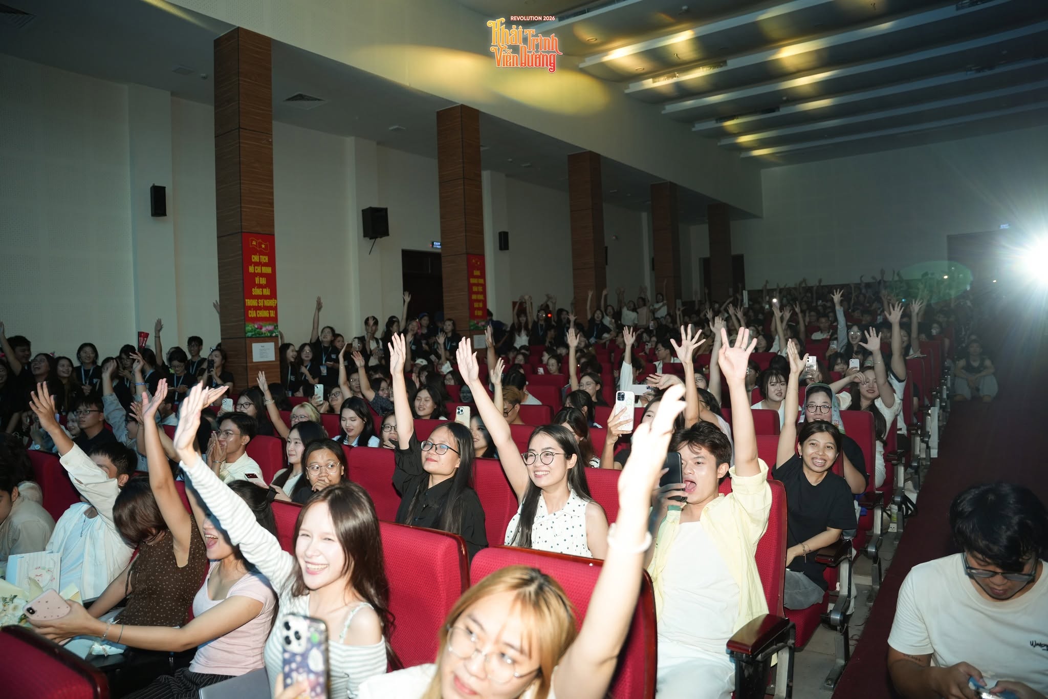 Ngân khúc 'khải trình' giữa 'viễn dương' rực rỡ cùng sinh viên trường Báo