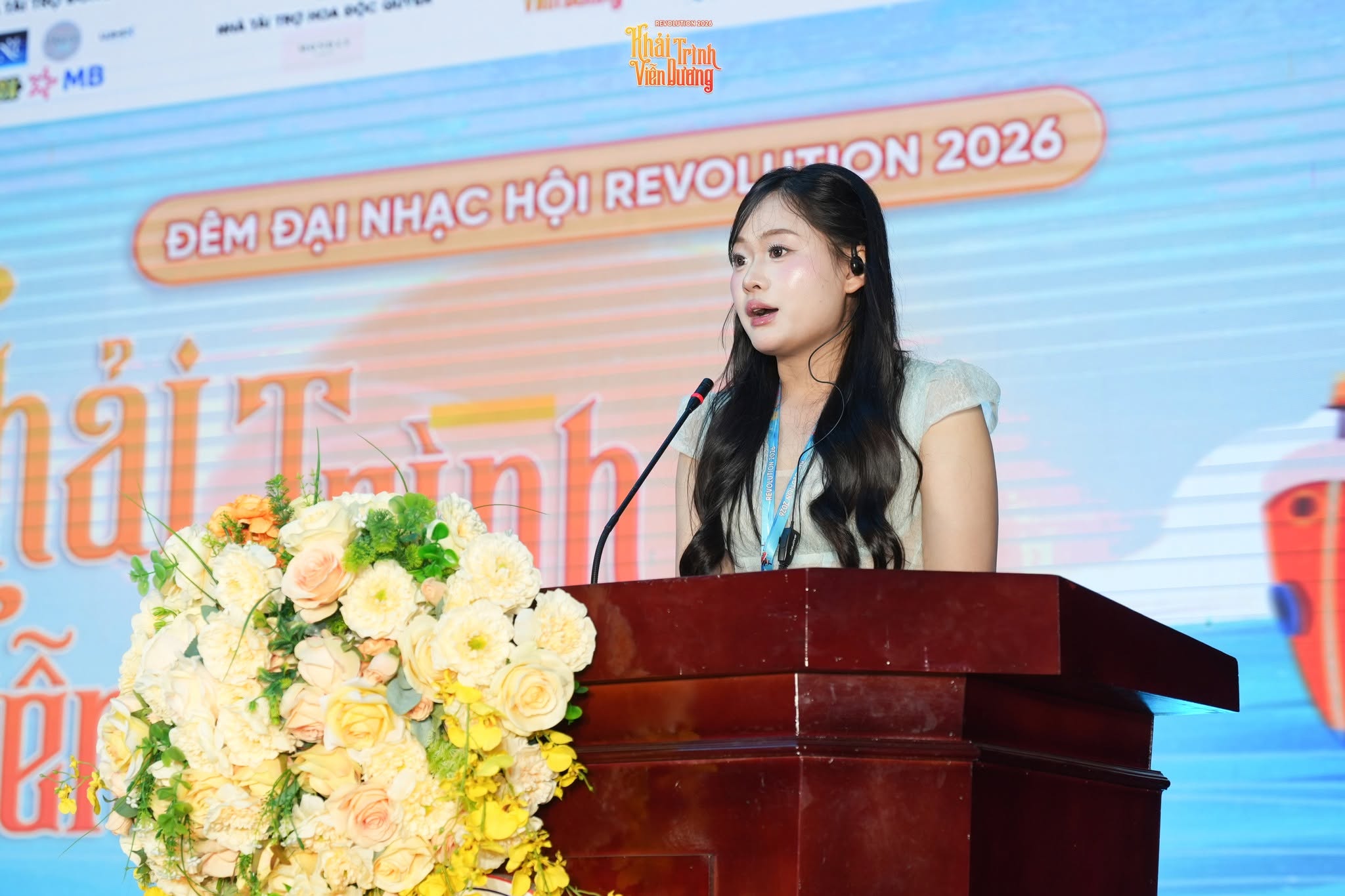 Ngân khúc 'khải trình' giữa 'viễn dương' rực rỡ cùng sinh viên trường Báo