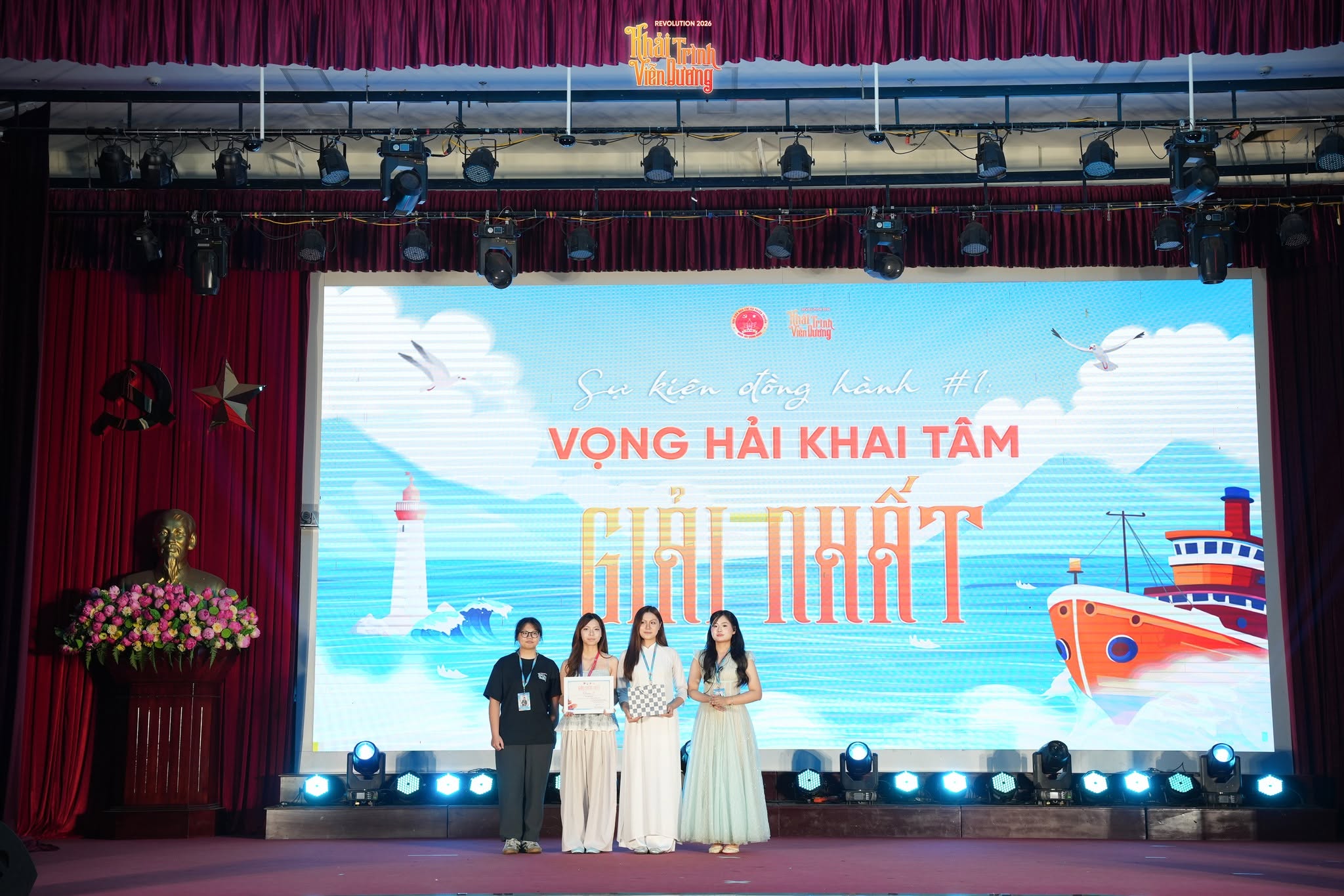Ngân khúc 'khải trình' giữa 'viễn dương' rực rỡ cùng sinh viên trường Báo