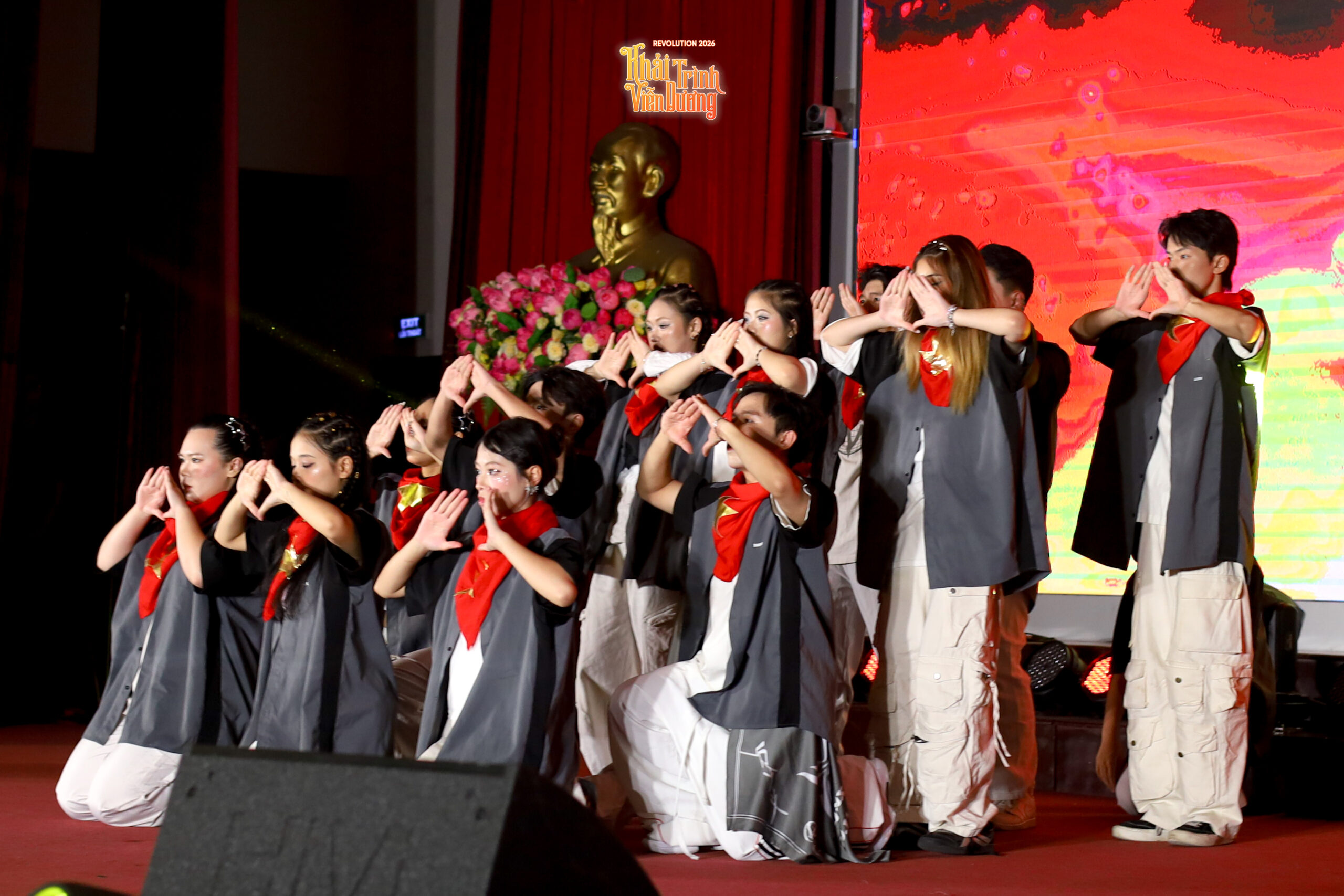 Ngân khúc 'khải trình' giữa 'viễn dương' rực rỡ cùng sinh viên trường Báo