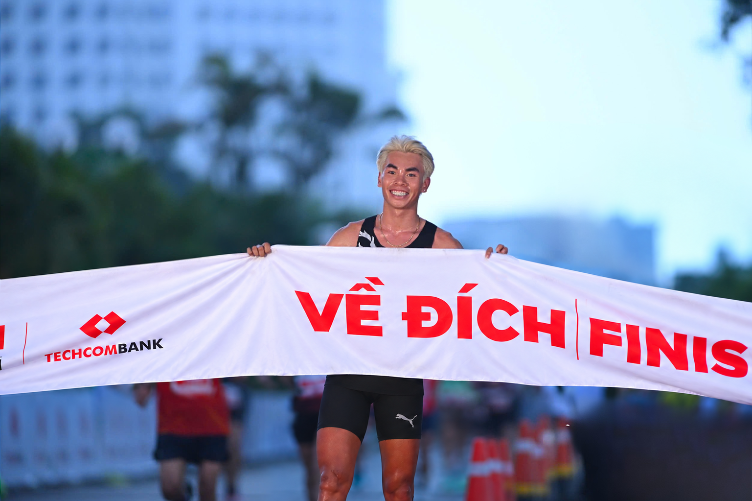 Hai chân chạy Việt Nam vô địch Marathon Quốc tế Hà Nội