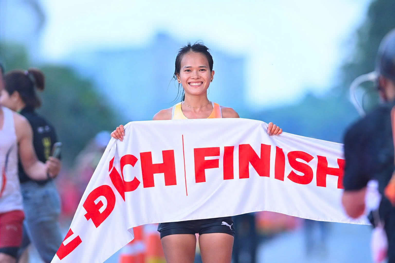 Hai chân chạy Việt Nam vô địch Marathon Quốc tế Hà Nội