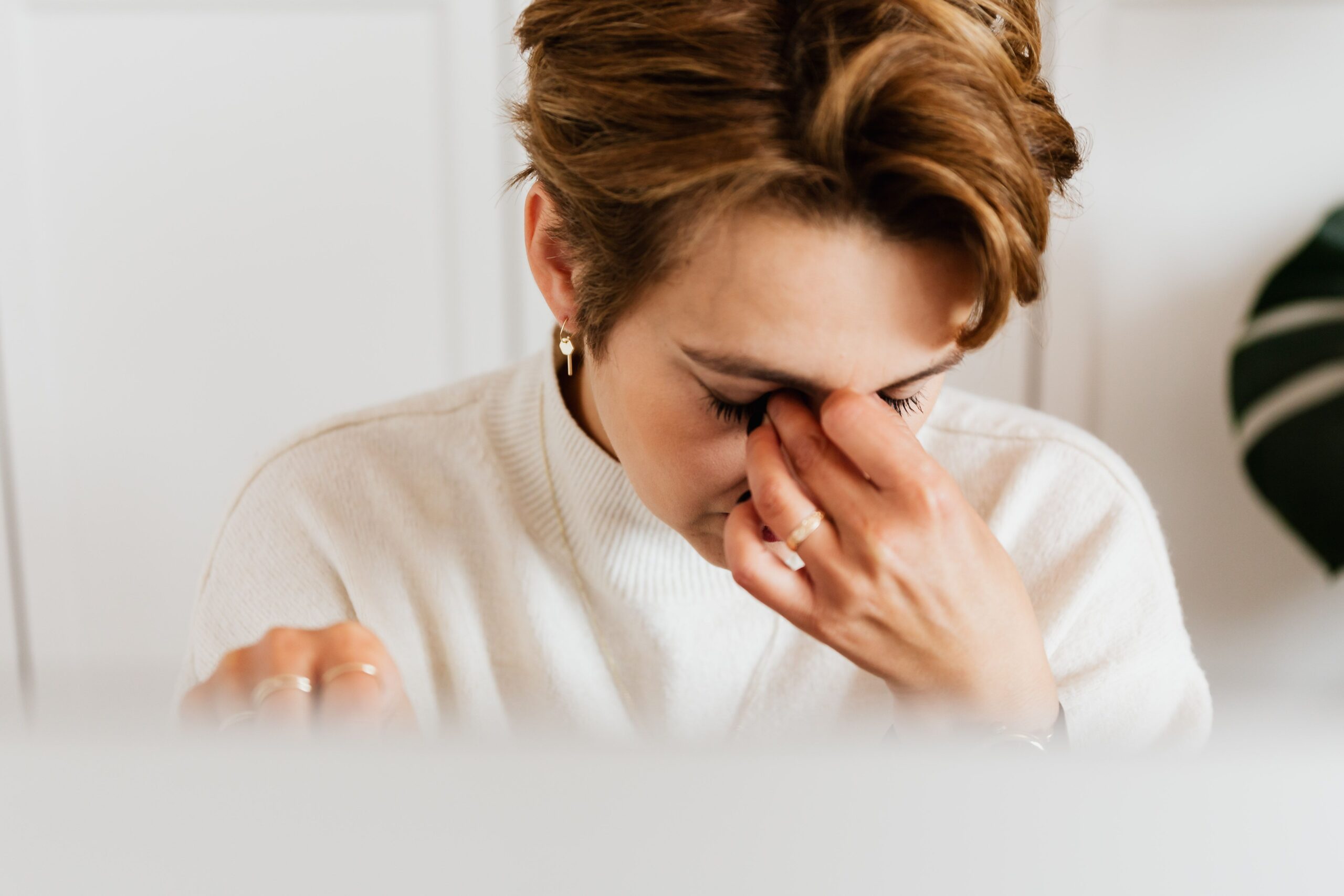 Thói quen kìm nén cảm xúc: Vì sao càng cố giấu bạn càng thấy mệt mỏi?